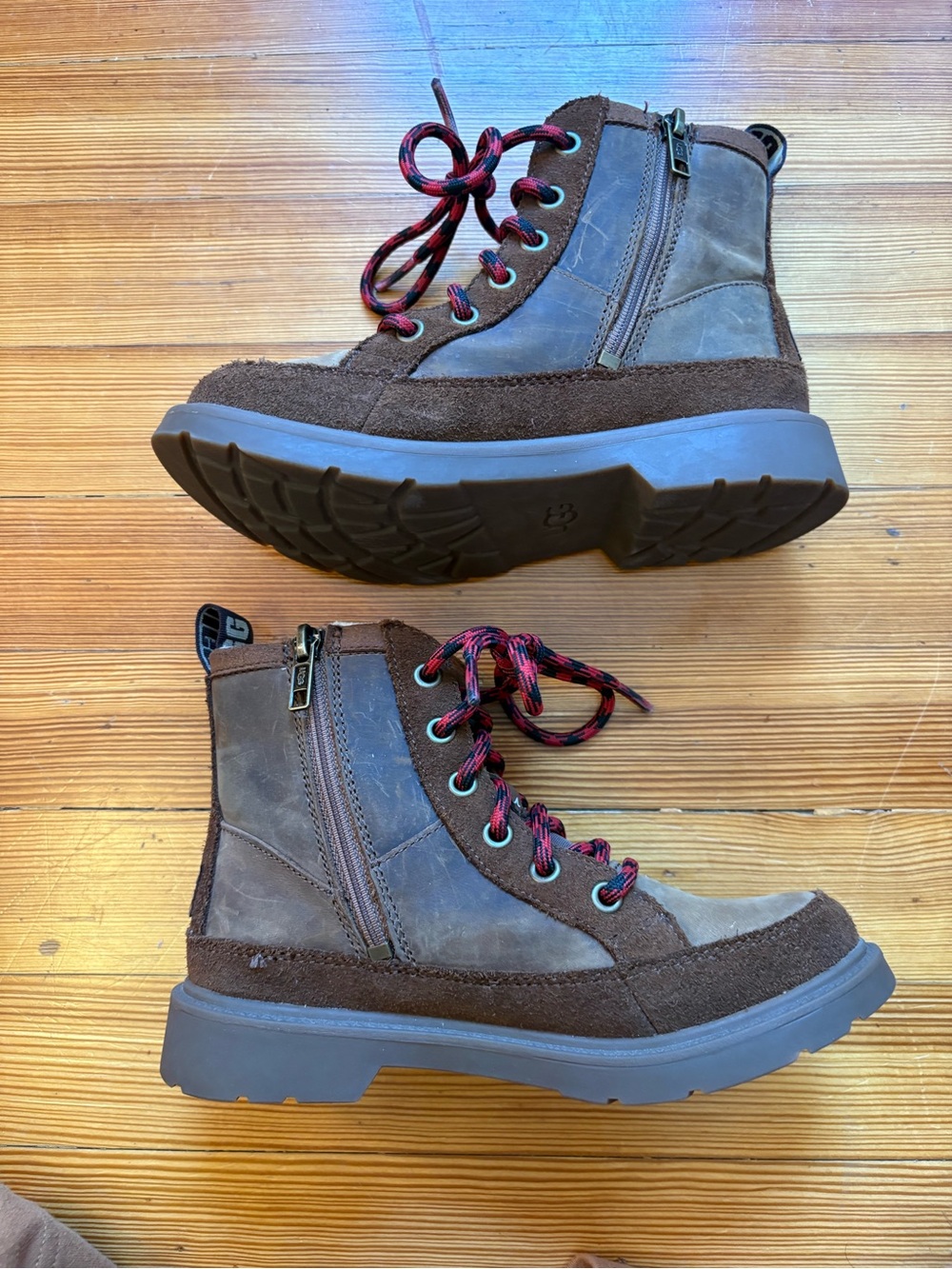 UGG | Brown Leather and Suede | Shearling-Lined | Size 1 - Picture 6 of 9
